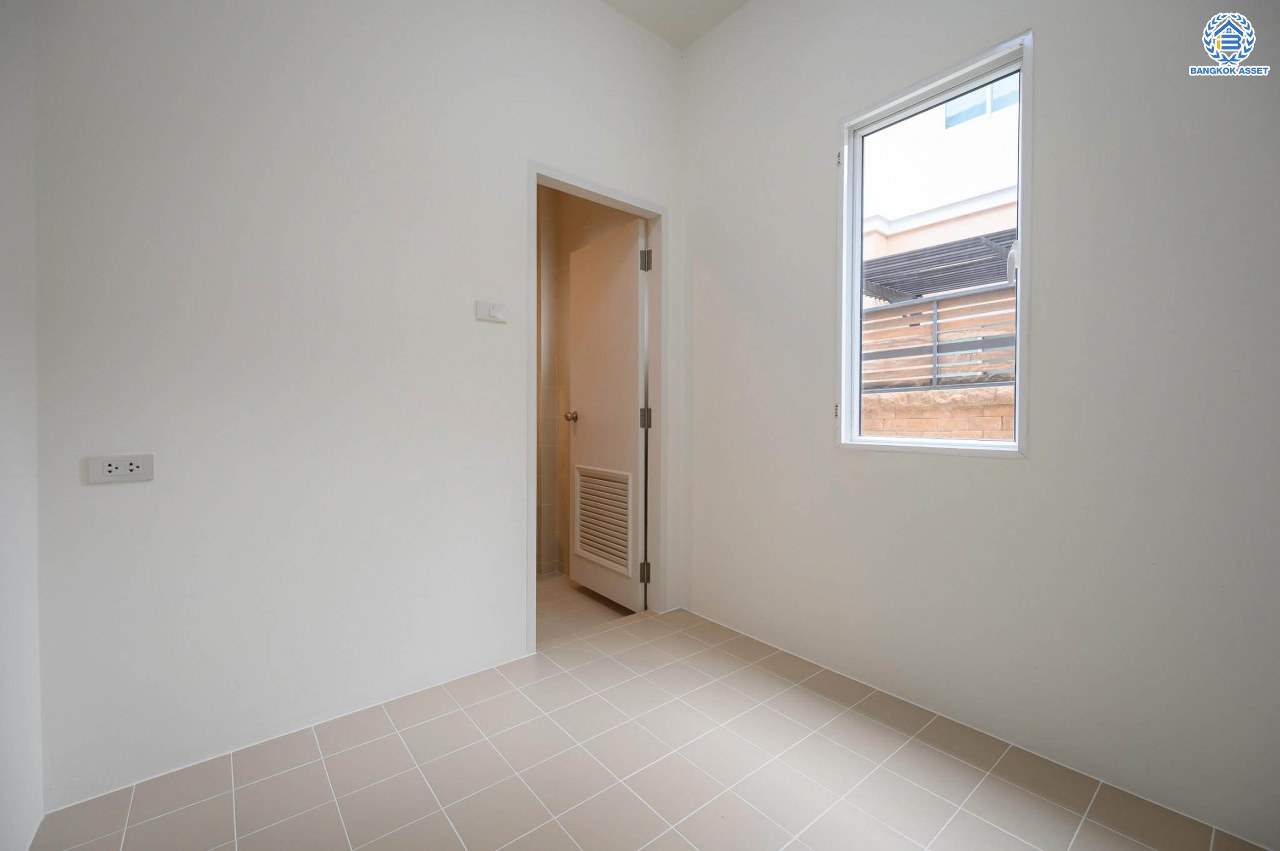 บ้านมือสองตกแต่งใหม่ โครงการ ปริญญดา ปิ่นเกล้า-พุทธมณฑลสาย 2 หลังมุม เนื้อที่ 104.5 ตร.ว.พื้นที่ใช้สอย 197.8 ตร.ม. ฟังก์ชัน 3 ห้องนอน 5 ห้องน้ำ 1 ห้องแม่บ้าน จอดรถได้ 2 คัน บนทำเลเดินทางสะดวก เชื่อมต่อ ถ.พุทธมณฑลสาย 2 ใกล้ทางคู่ขนานลอยฟ้าบรมราชชนนี, เซ็นทรัลปิ่นเกล้า และ ม.มหิดล